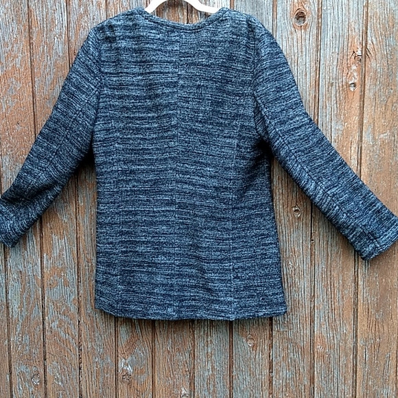 Modest tweed jacket. - Picture 6 of 12